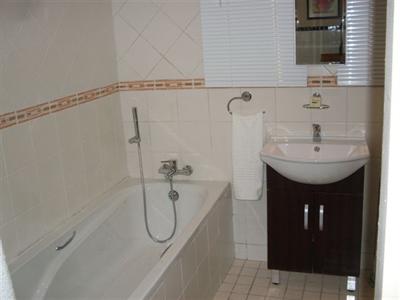 фото отеля Queen's Place Apartments Kensington Johannesburg