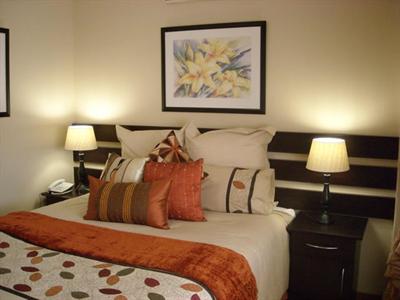 фото отеля Queen's Place Apartments Kensington Johannesburg