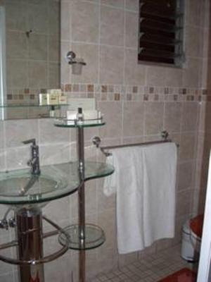 фото отеля Queen's Place Apartments Kensington Johannesburg