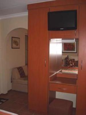 фото отеля Queen's Place Apartments Kensington Johannesburg