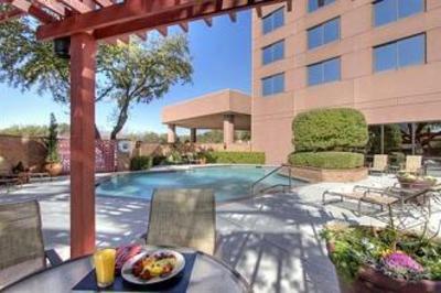 фото отеля Wyndham Dallas Suites - Park Central