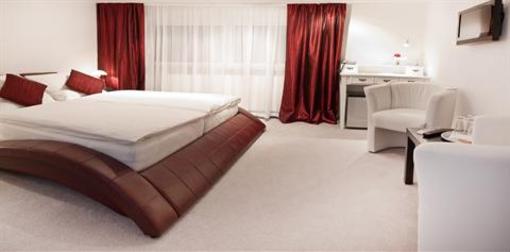 фото отеля Hotel Zur Krone Schwieberdingen