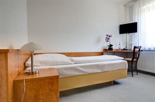 фото отеля Hotel Zur Krone Schwieberdingen