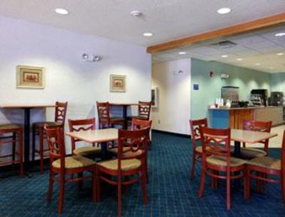фото отеля Microtel Inn & Suites Tomah