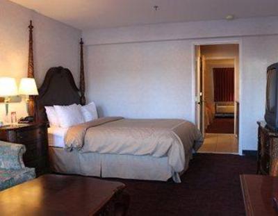 фото отеля Comfort Suites Mackinaw City