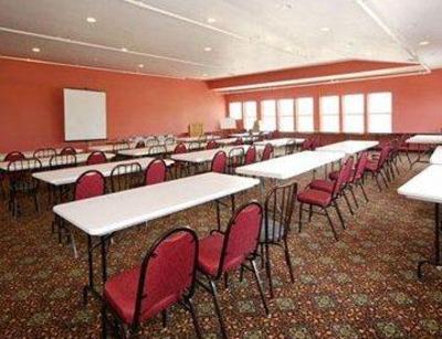 фото отеля Comfort Suites Mackinaw City