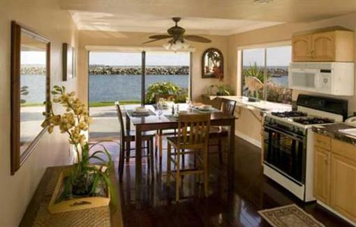 фото отеля Oceanside Marina Suites