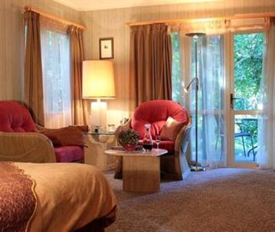 фото отеля Bushland Park Lodge & Nickel Strausse