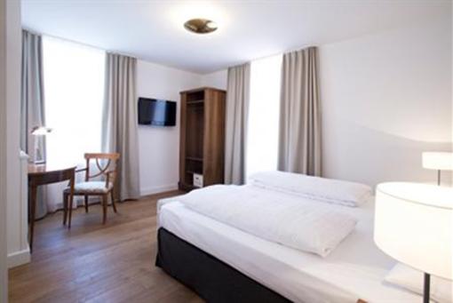 фото отеля Hotel Schwarzwalder Hof Freiburg im Breisgau
