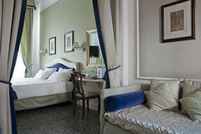 фото отеля NH Manin Hotel