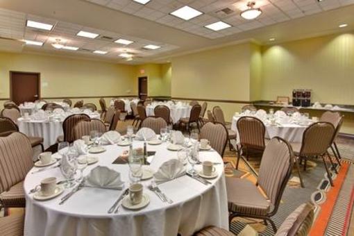 фото отеля Holiday Inn Hotel & Suites Bakersfield North