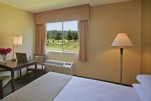 фото отеля BEST WESTERN Plus Plaza by the Green