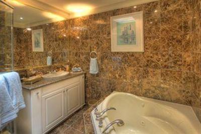 фото отеля Hotel Chateau Saint Marc Montreal