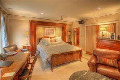 фото отеля Hotel Chateau Saint Marc Montreal