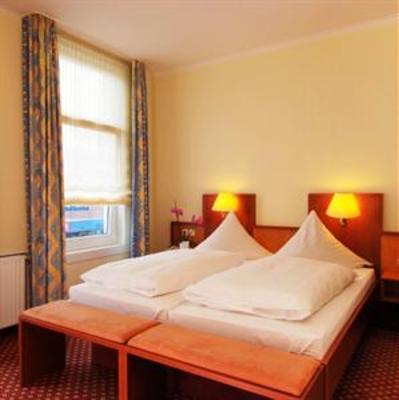 фото отеля Hotel Zur Linde Westerstede