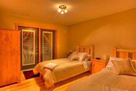 фото отеля Mount 7 Lodges Golden (British Columbia)