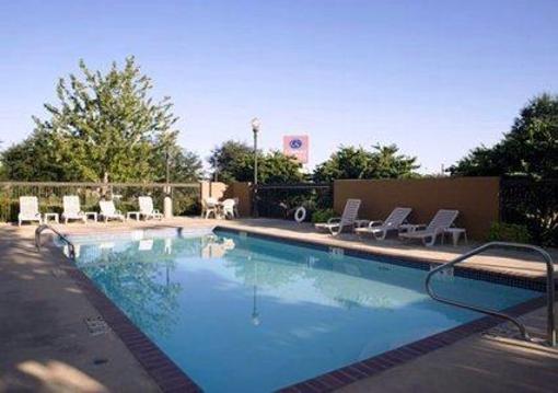 фото отеля Comfort Suites Starkville