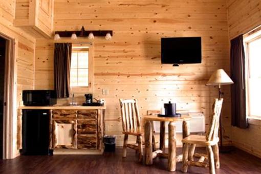 фото отеля Cabins of Mackinaw Hotel