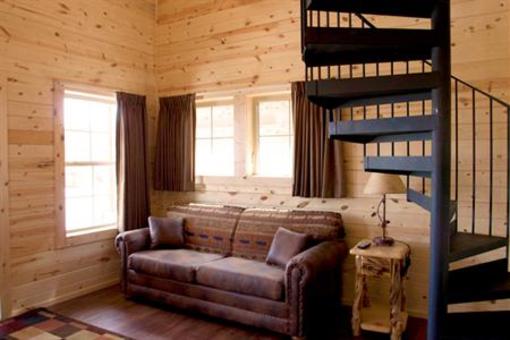 фото отеля Cabins of Mackinaw Hotel