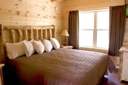фото отеля Cabins of Mackinaw Hotel