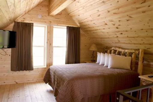 фото отеля Cabins of Mackinaw Hotel
