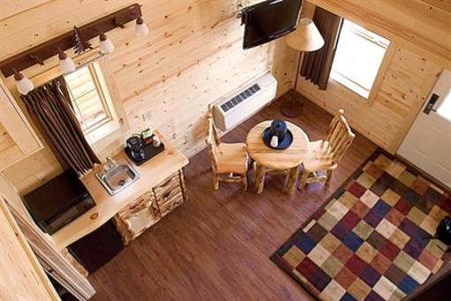 фото отеля Cabins of Mackinaw Hotel