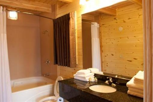 фото отеля Cabins of Mackinaw Hotel