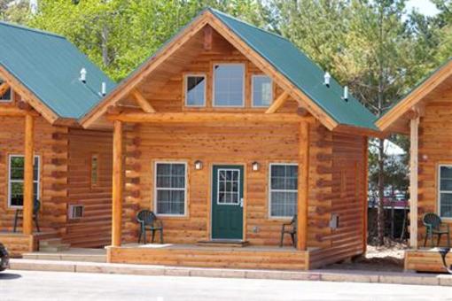 фото отеля Cabins of Mackinaw Hotel