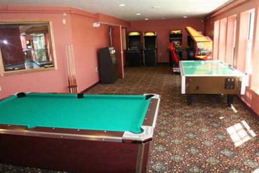 фото отеля Cabins of Mackinaw Hotel