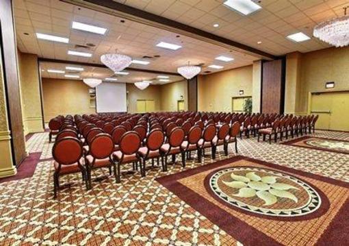 фото отеля Clarion Inn Tulsa International Airport