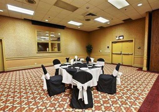 фото отеля Clarion Inn Tulsa International Airport