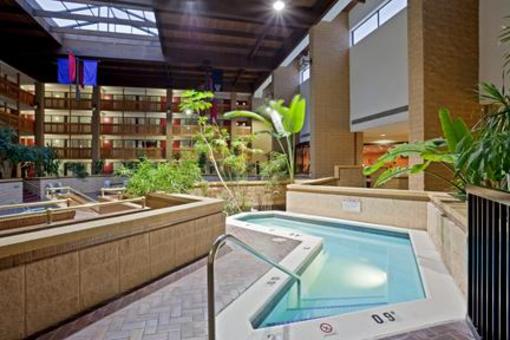 фото отеля Holiday Inn Lawrence
