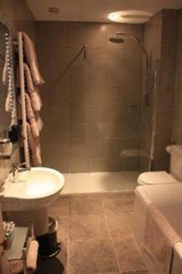 фото отеля Six Brunton Place Guest House