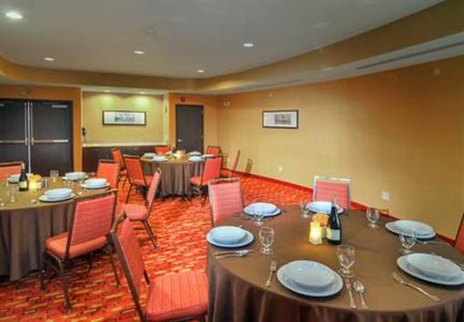 фото отеля Courtyard by Marriott Medford Airport