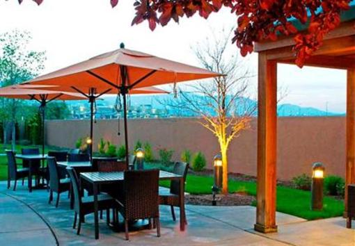 фото отеля Courtyard by Marriott Medford Airport