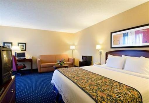 фото отеля Courtyard by Marriott Riverside