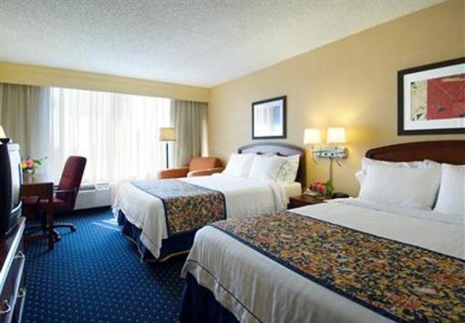 фото отеля Courtyard by Marriott Riverside