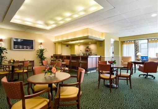 фото отеля Courtyard by Marriott Riverside