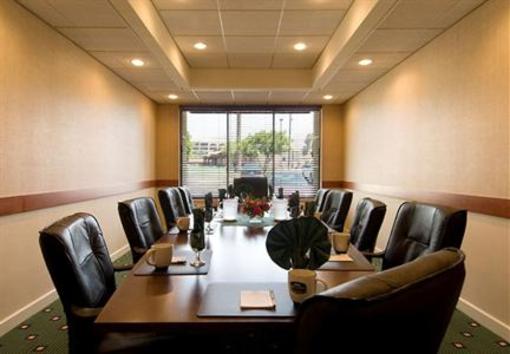 фото отеля Courtyard by Marriott Riverside