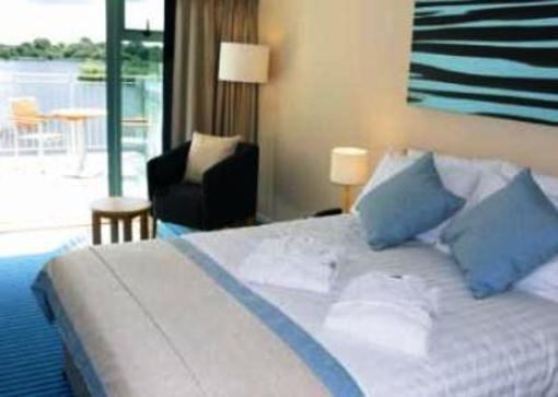 фото отеля Cotswold Water Park Four Pillars Hotel