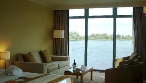 фото отеля Cotswold Water Park Four Pillars Hotel
