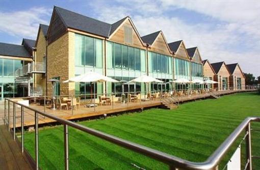 фото отеля Cotswold Water Park Four Pillars Hotel