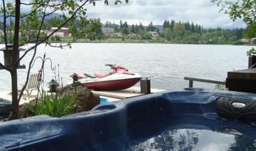 фото отеля Long Lake Waterfront Bed & Breakfast