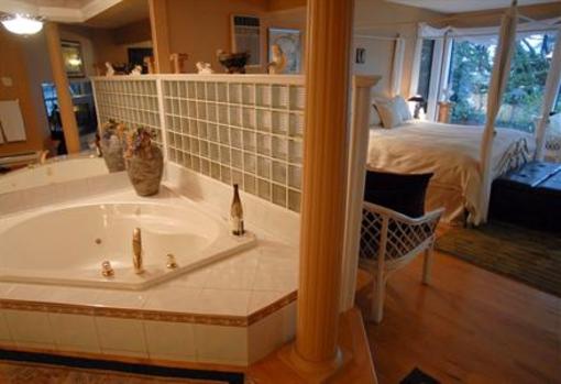 фото отеля Long Lake Waterfront Bed & Breakfast