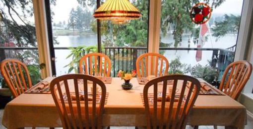 фото отеля Long Lake Waterfront Bed & Breakfast