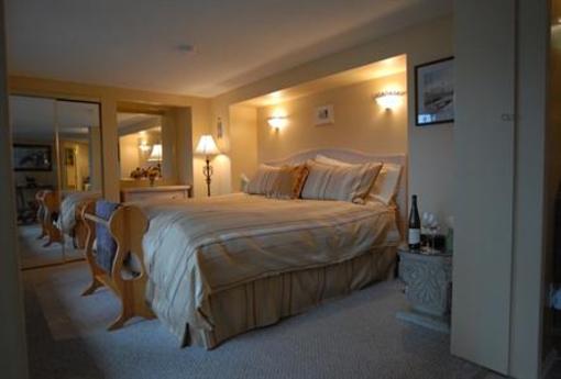 фото отеля Long Lake Waterfront Bed & Breakfast