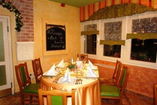 фото отеля Alfa Hotel es Wellness Centrum La Fiesta Etterem