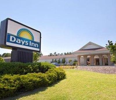 фото отеля Days Inn Conference Center Southern Pines Pinehurst