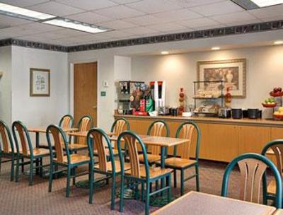 фото отеля Days Inn & Suites DIA-Denver International Airport
