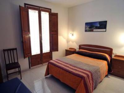 фото отеля Hostal Elvira